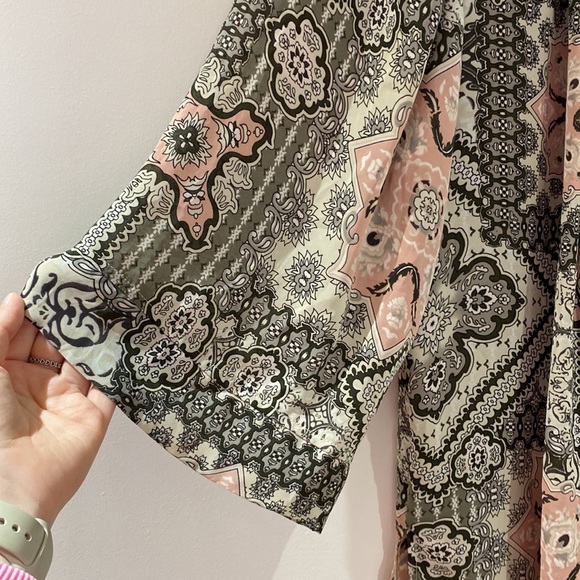 TAHARI Printed Shawl/Wrap - Picture 4 of 7